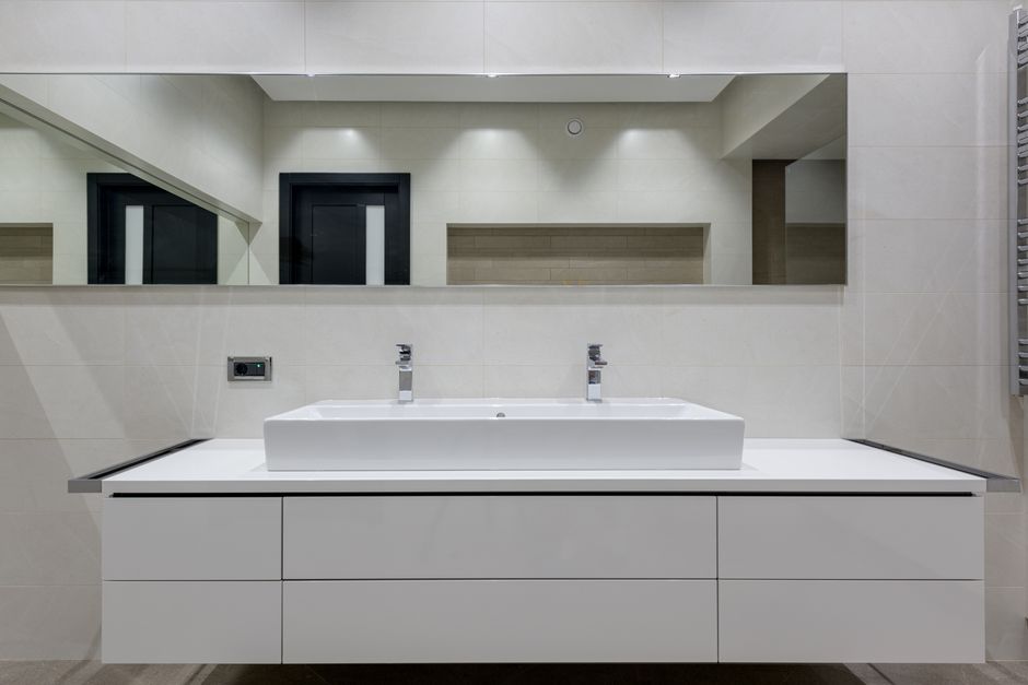 Modern bathroom vanity and lighting